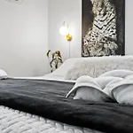 5 Spacious Units Close To Downtown & Expo Center